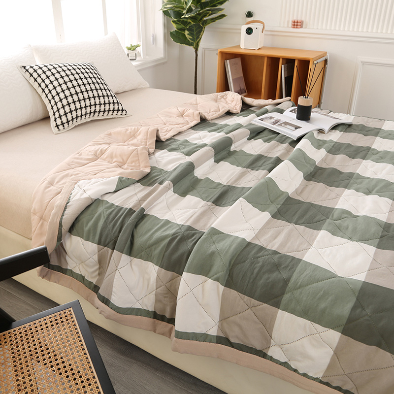 Embroidery Quilt Cover - Ein einfarbiger, doppelt gesteppter Bettbezug für